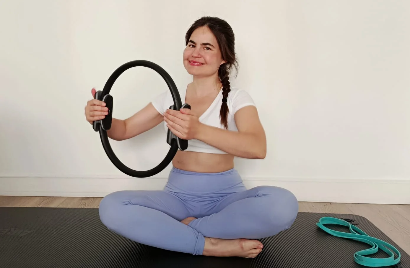 Cours de Pilates à domicile à Paris 7 avec Violette Saint Bris, kinésithérapeute