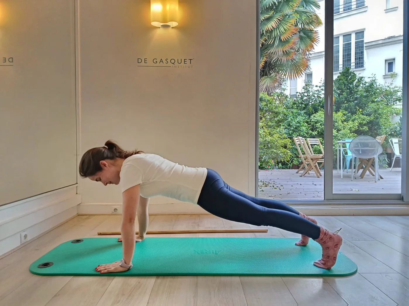 Violette Saint Bris en gainage — Pilates postural, De Gasquet Institut